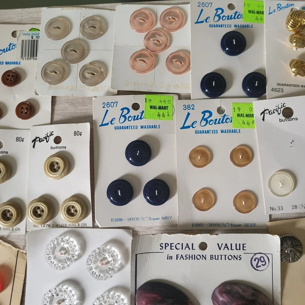 Bundle Of Vintage Sewing Buttons On Cards Arts Crafts Collectible Multicolore